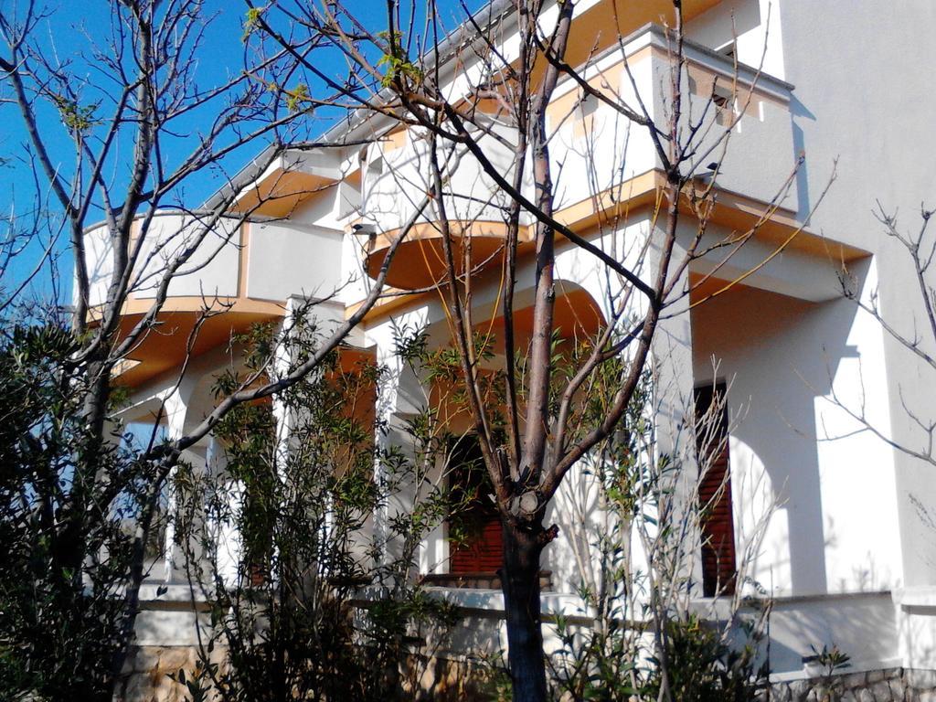 Apartments Kresimir Beauty With Shadow Trees And Parking Place Паг Екстериор снимка