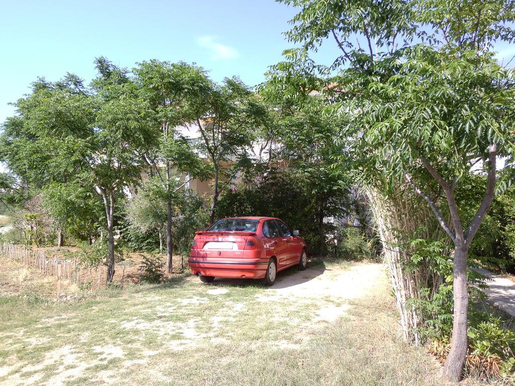 Apartments Kresimir Beauty With Shadow Trees And Parking Place Паг Стая снимка